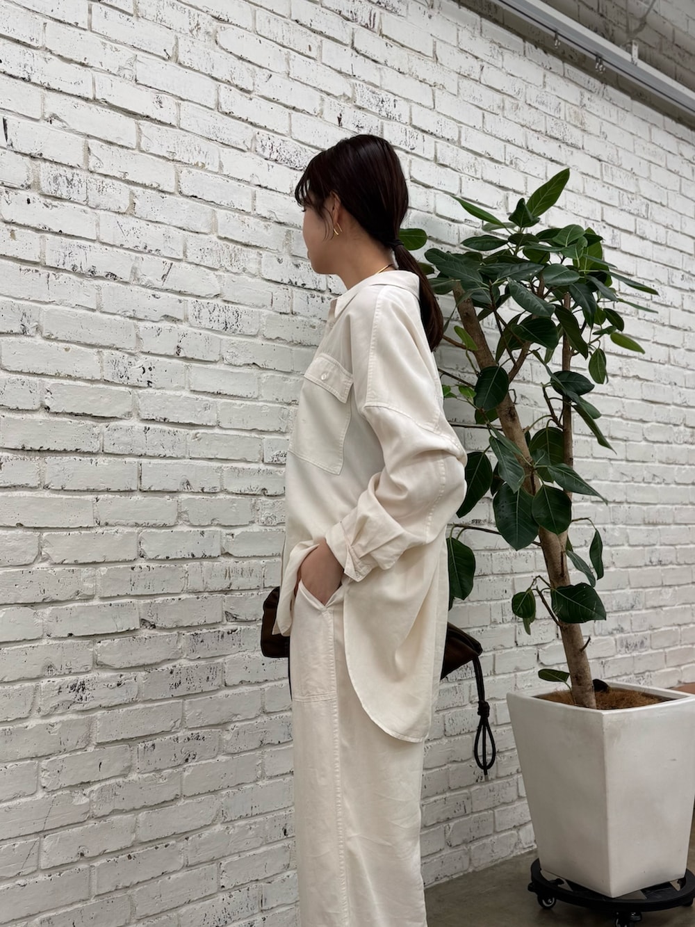 ホワイト系のシャツ/ブラウス、ホワイト系のその他パンツを着用したレディースの冬コーディネートの2枚目の写真