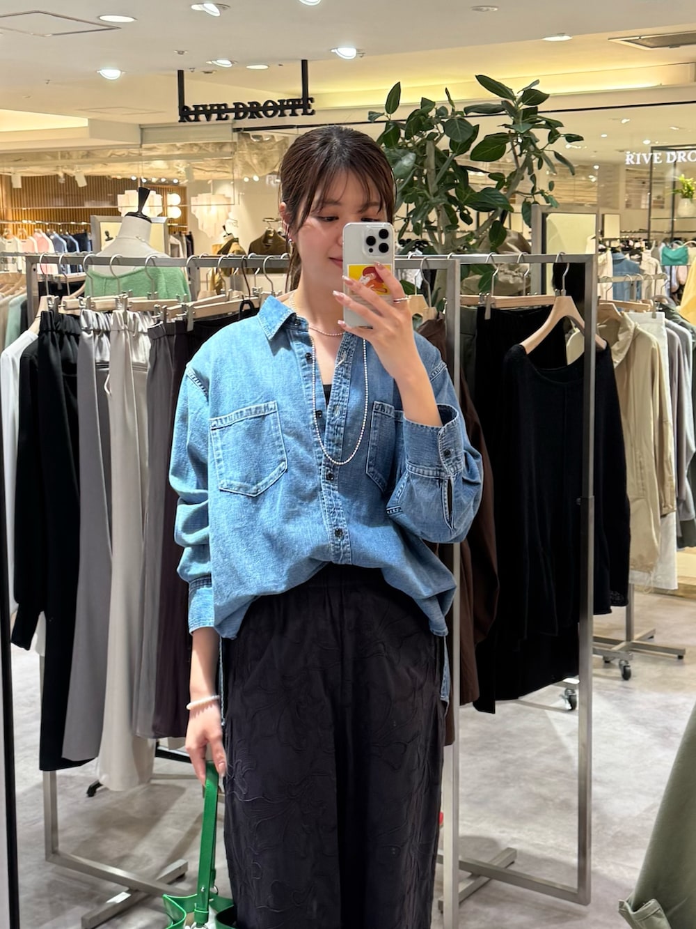 ブルー系のシャツ/ブラウス、ブラック系のその他パンツ、グリーン系のショルダーバッグを着用したレディースの春コーディネートの2枚目の写真