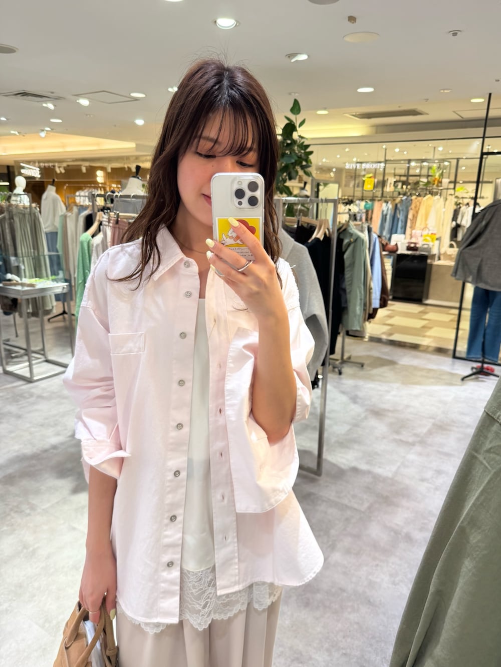 ベージュ系のその他パンツ、ホワイト系のキャミソール、ピンク系のシャツ/ブラウスを着用したレディースの春コーディネートの2枚目の写真