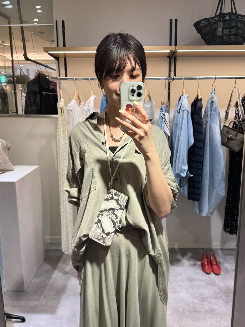 グリーン系のシャツ/ブラウス、グリーン系のスカート、ブラック系のその他シューズを着用したレディースの春コーディネートの2枚目の写真