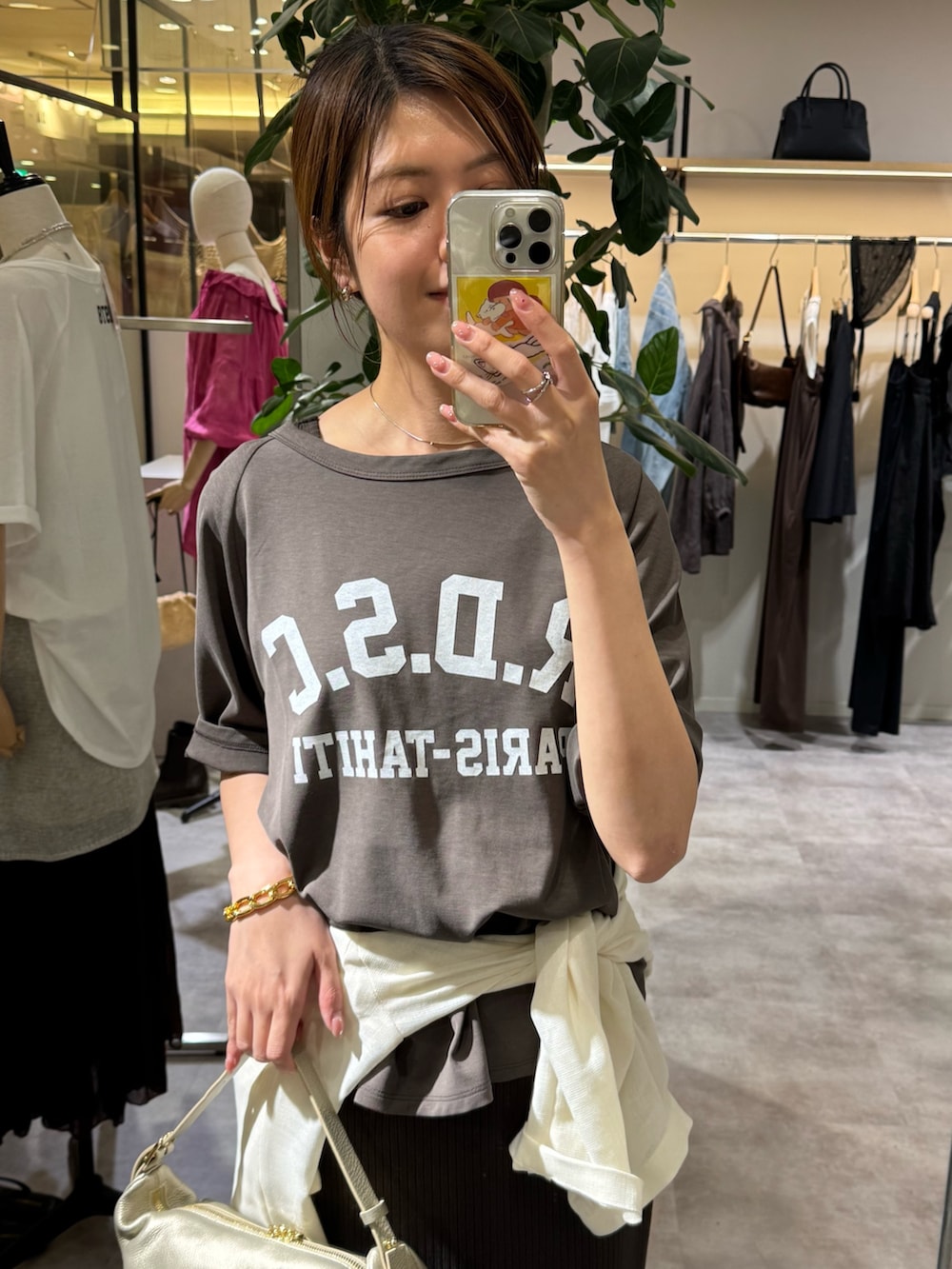 ブラウン系のワンピース、ホワイト系のテーラードジャケット、ブラウン系のTシャツ/カットソーを着用したレディースの夏コーディネートの2枚目の写真