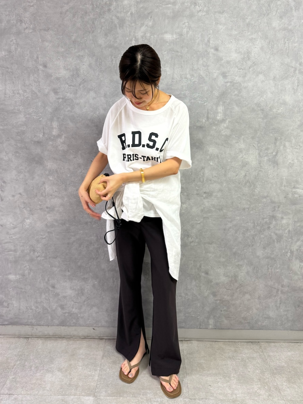 ホワイト系のシャツ/ブラウス、ホワイト系のTシャツ/カットソー、ブラウン系のその他パンツを着用したレディースの夏コーディネートの2枚目の写真