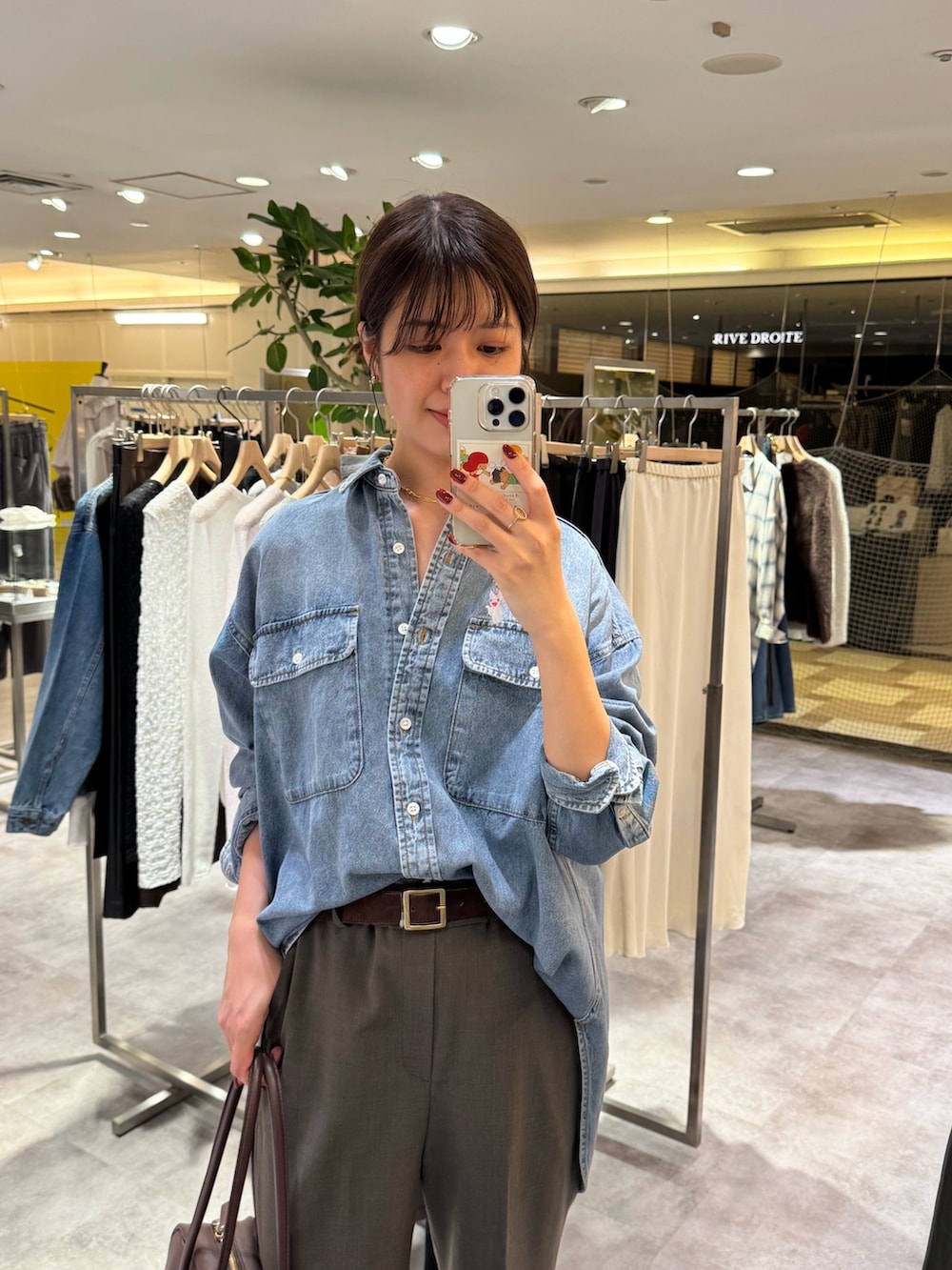 ブルー系のシャツ/ブラウス、ブラウン系のその他パンツ、ブラウン系のベルトを着用したレディースの秋コーディネートの2枚目の写真