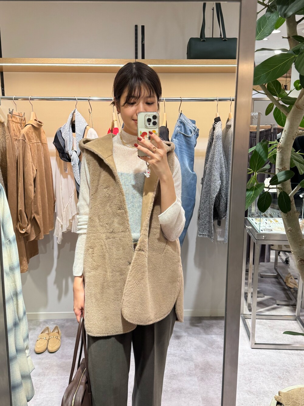 ブラウン系のその他アウター、ブラウン系のその他パンツ、グレー系のパンプスを着用したレディースの秋コーディネートの2枚目の写真