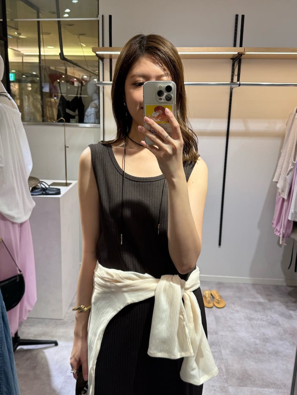 ブラウン系のワンピース、ホワイト系のシャツ/ブラウス、ベージュ系のトートバッグを着用したレディースの夏コーディネートの2枚目の写真