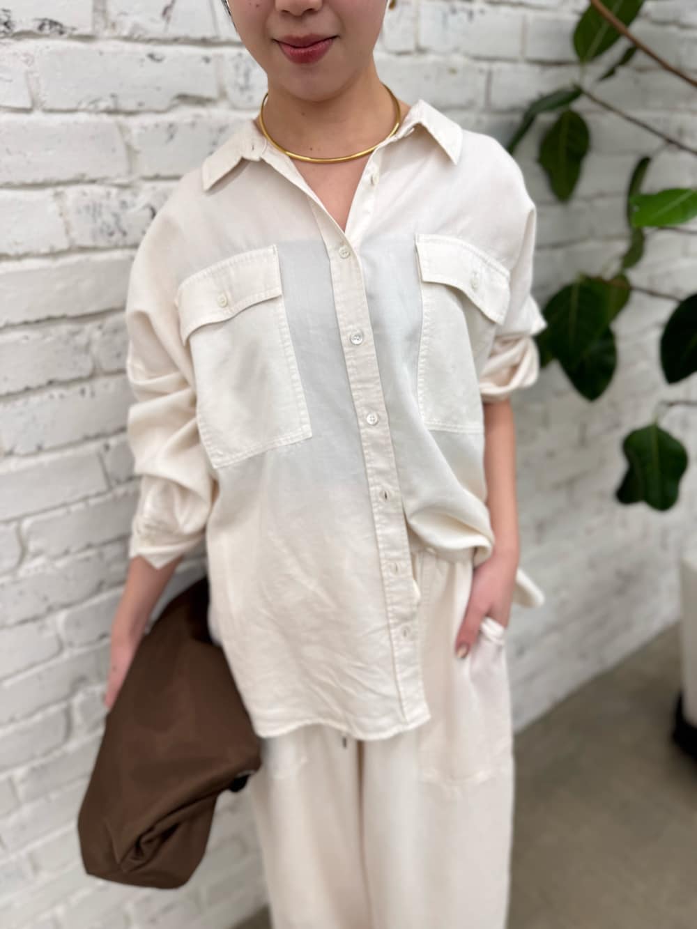 ホワイト系のシャツ/ブラウス、ホワイト系のその他パンツを着用したレディースの冬コーディネートの4枚目の写真