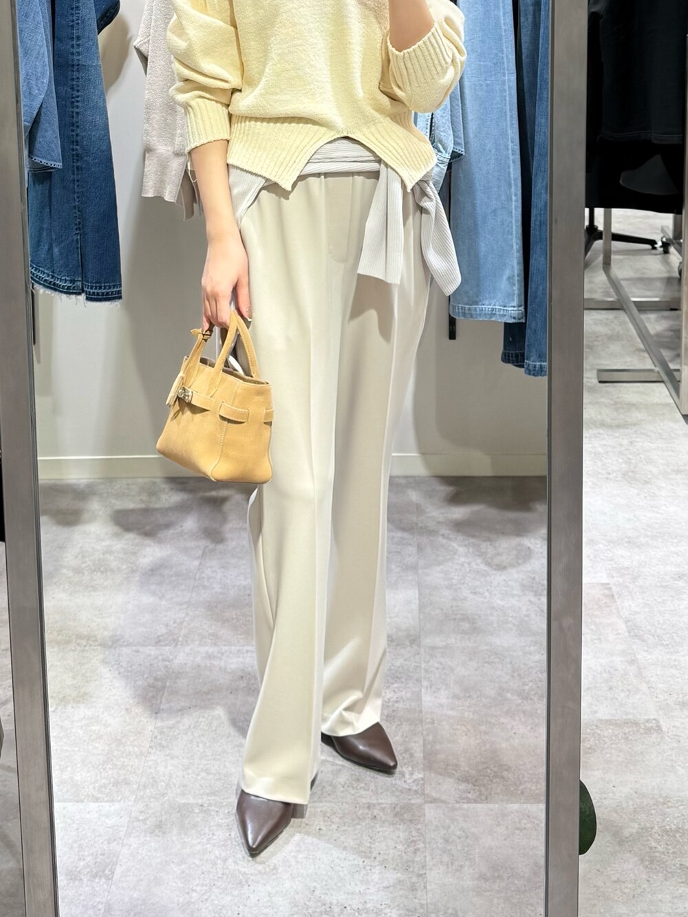 ホワイト系のニット/セーター、ベージュ系のカーディガン/ボレロ、ベージュ系のその他パンツを着用したレディースの冬コーディネートの3枚目の写真