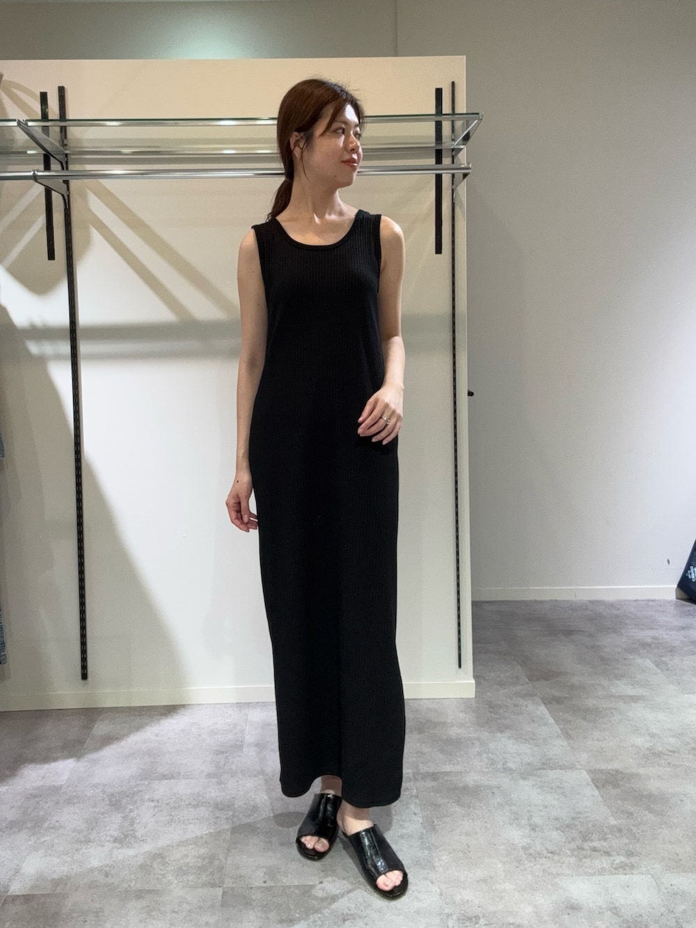 ブラック系のワンピース、ベージュ系のTシャツ/カットソーを着用したレディースの春コーディネートの2枚目の写真