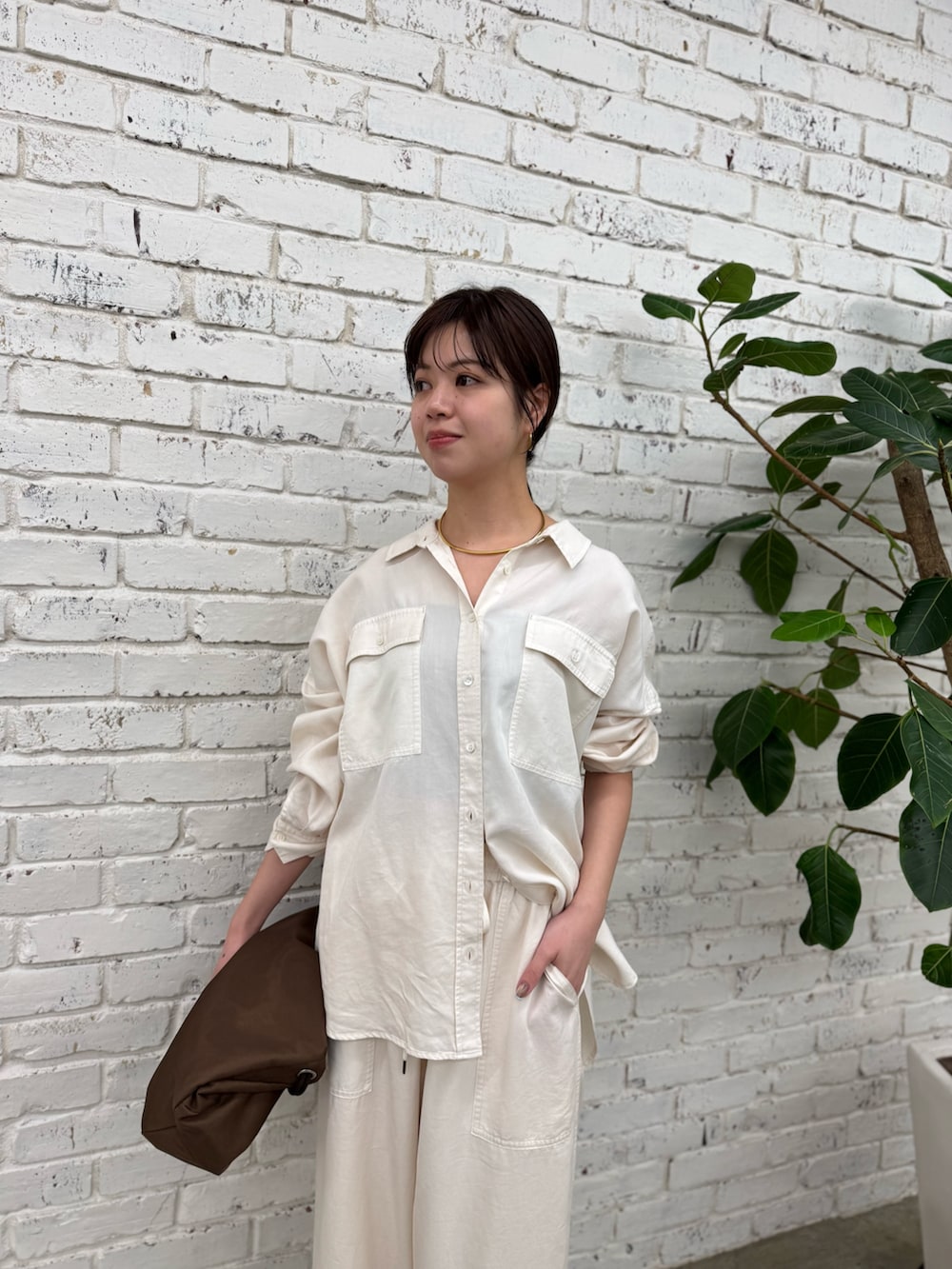 ホワイト系のシャツ/ブラウス、ホワイト系のその他パンツを着用したレディースの冬コーディネートの3枚目の写真