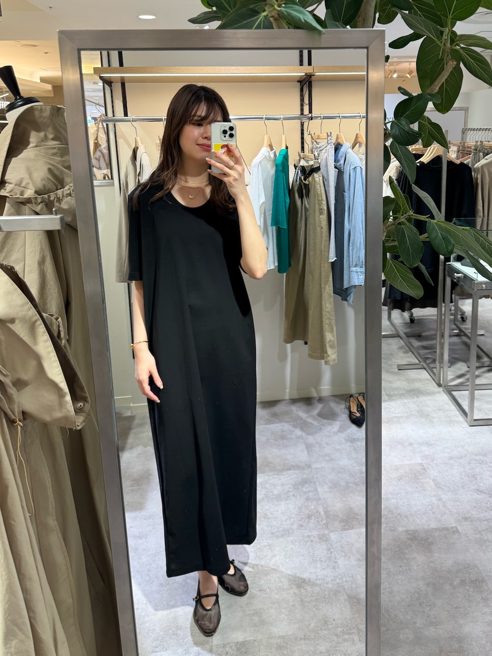 ブラック系のテーラードジャケット、ブラック系のワンピース、ホワイト系のショルダーバッグを着用したレディースの春コーディネートの2枚目の写真