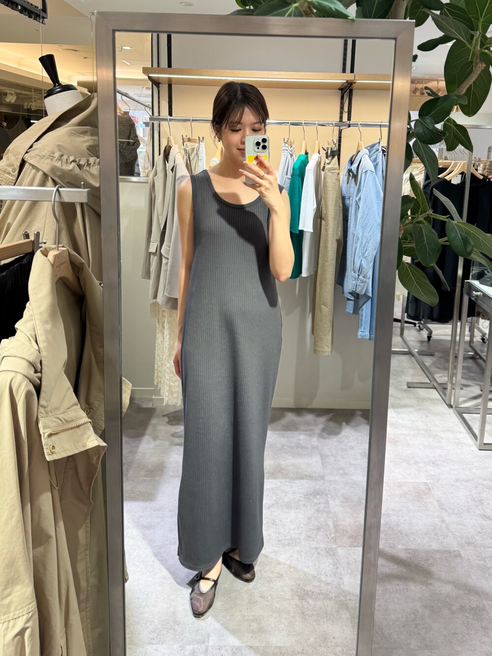 グレー系のワンピース、グレー系のテーラードジャケット、ブラック系のその他シューズを着用したレディースの春コーディネートの3枚目の写真