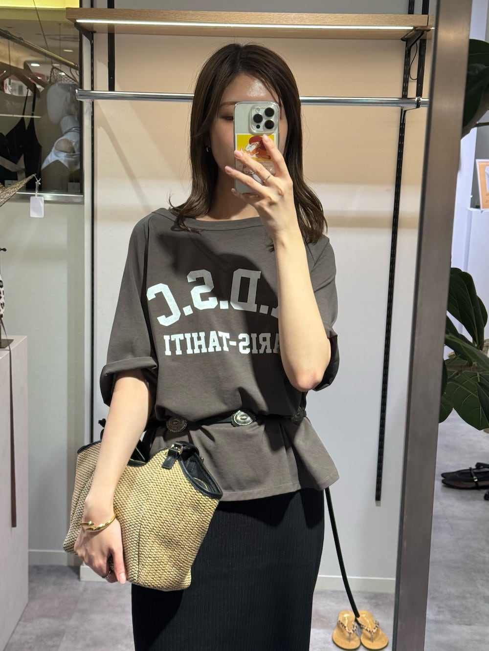 ブラウン系のTシャツ/カットソー、ブラック系のワンピース、ブラック系のベルトを着用したレディースの夏コーディネートの2枚目の写真