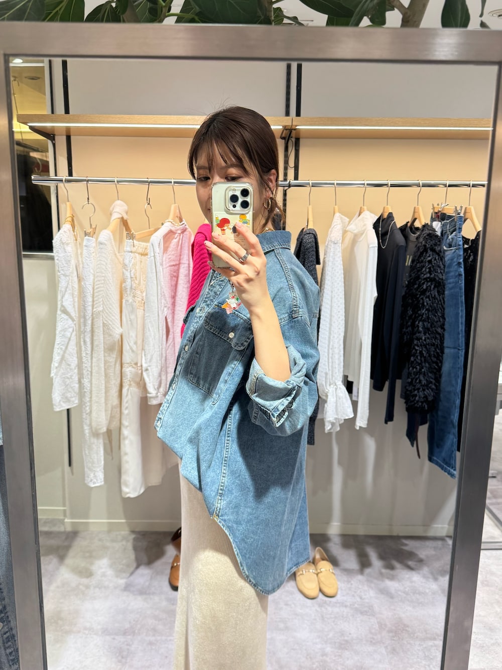 ブルー系のシャツ/ブラウス、ブラウン系のスカート、イエロー系のハンドバッグを着用したレディースの冬コーディネートの3枚目の写真