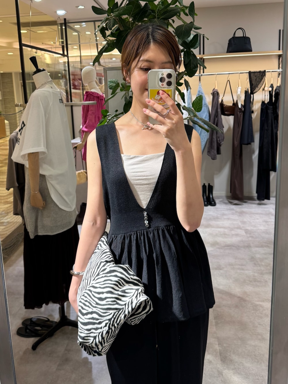 ブラック系のニット/セーター、ブラック系のその他パンツ、ブラック系のトートバッグを着用したレディースの夏コーディネートの2枚目の写真
