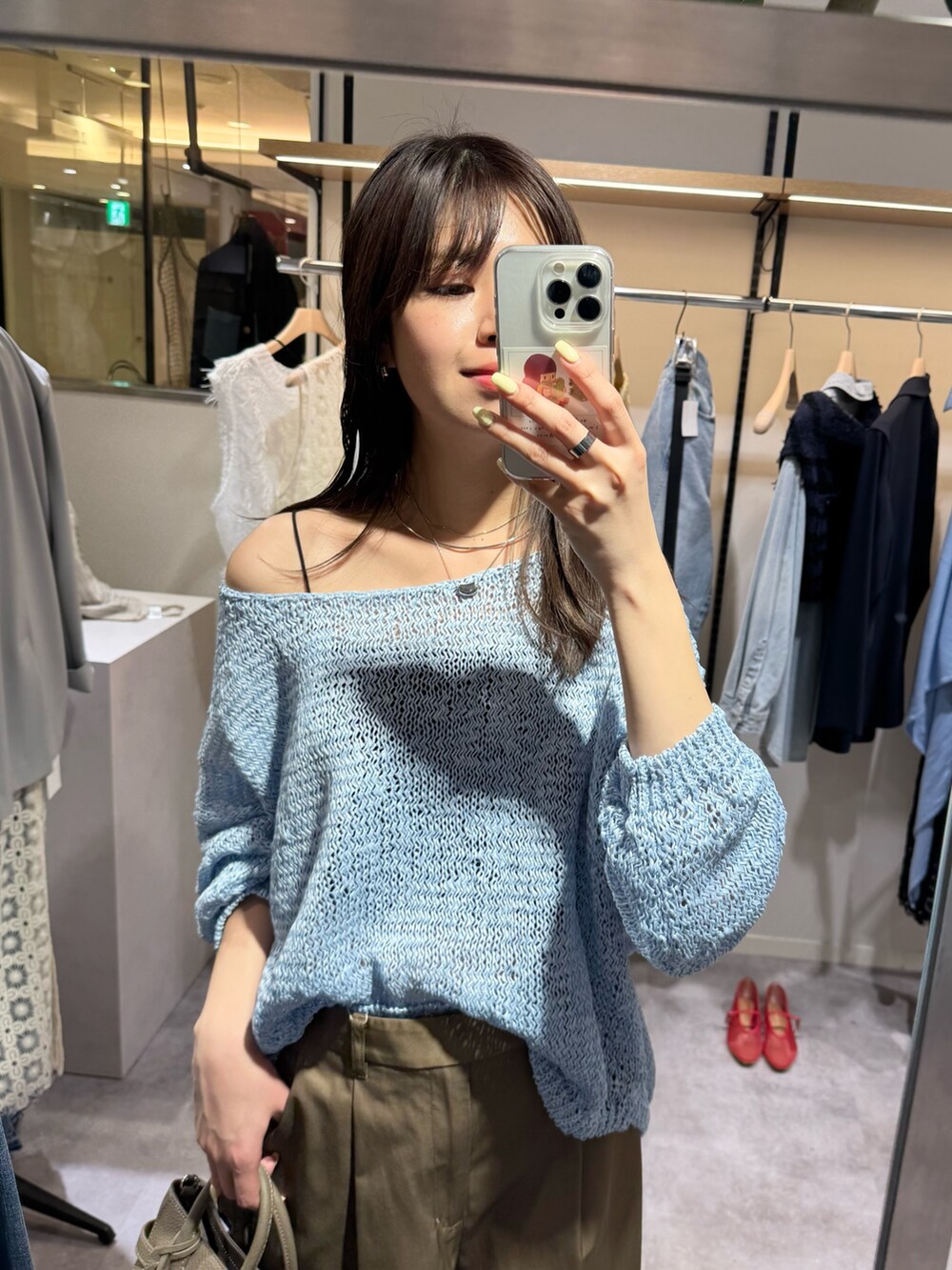 ブルー系のニット/セーター、ブラウン系のその他パンツ、ベージュ系のその他シューズを着用したレディースの春コーディネートの2枚目の写真