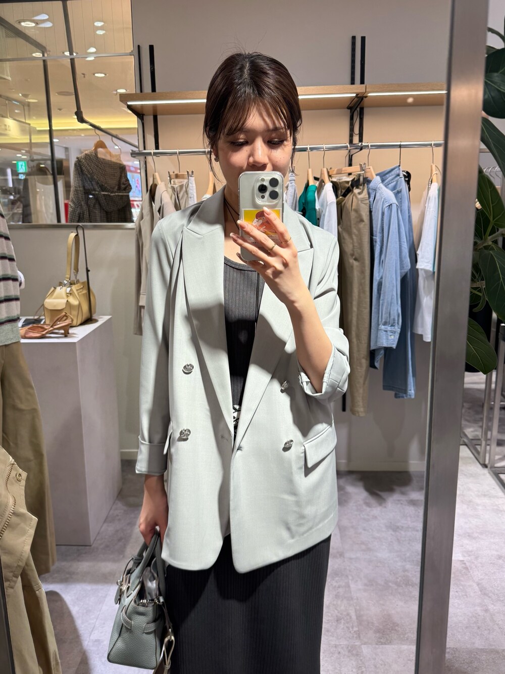 グレー系のワンピース、グレー系のテーラードジャケット、ブラック系のその他シューズを着用したレディースの春コーディネートの2枚目の写真