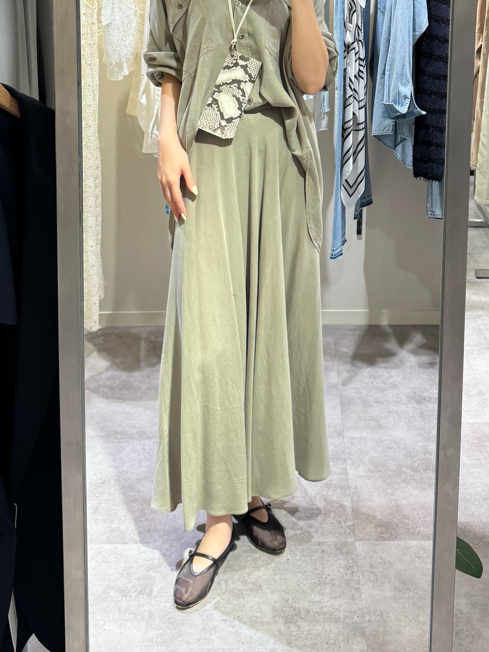 グリーン系のシャツ/ブラウス、グリーン系のスカート、ブラック系のその他シューズを着用したレディースの冬コーディネートの3枚目の写真