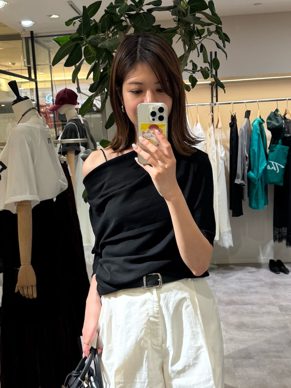 ホワイト系のその他パンツ、ブラック系のTシャツ/カットソー、レッド系のサンダルを着用したレディースの夏コーディネートの2枚目の写真