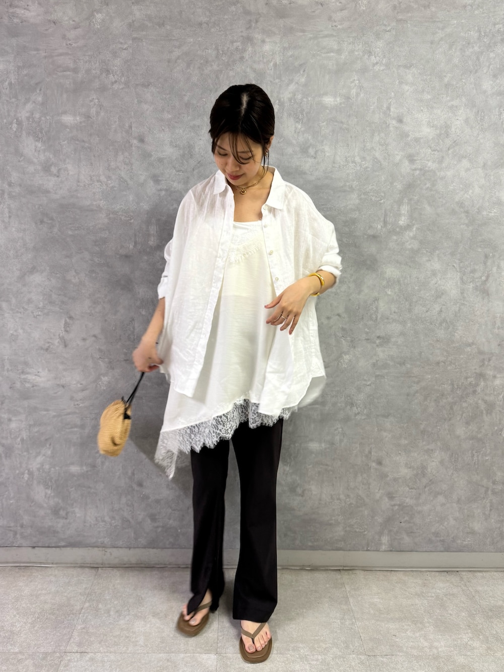 ブラウン系のその他パンツ、ホワイト系のシャツ/ブラウス、ホワイト系のキャミソールを着用したレディースの夏コーディネートの2枚目の写真