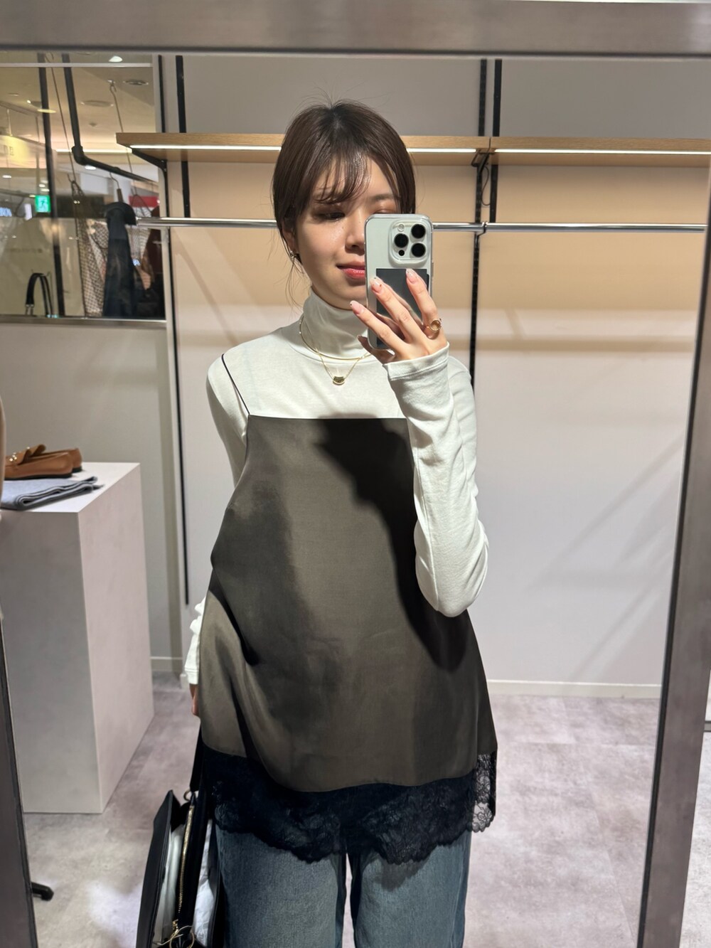 ブラウン系のキャミソール、ブルー系のデニムパンツを着用したレディースの冬コーディネートの2枚目の写真