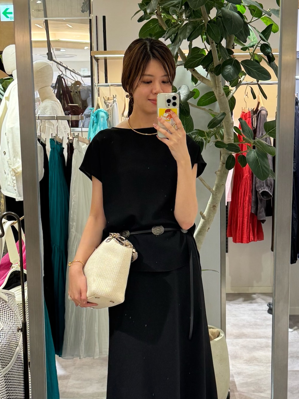 ブラック系のシャツ/ブラウス、ブラック系のスカート、ブラック系のサンダルを着用したレディースの夏コーディネートの2枚目の写真