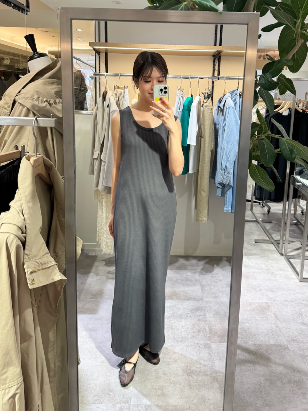 グレー系のワンピース、ブルー系のカーディガン/ボレロ、ホワイト系のショルダーバッグを着用したレディースの春コーディネートの2枚目の写真