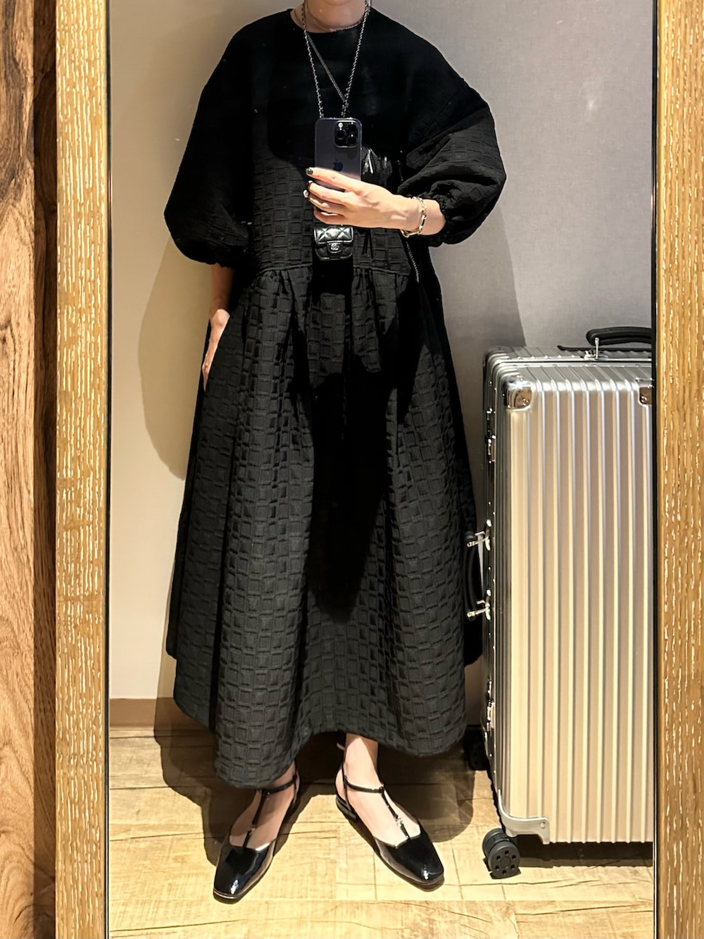 ブラック系のワンピース/ドレス、ブラック系のショルダーバッグ、その他のニットキャップ/ビーニーを着用したレディースの夏コーディネートの2枚目の写真