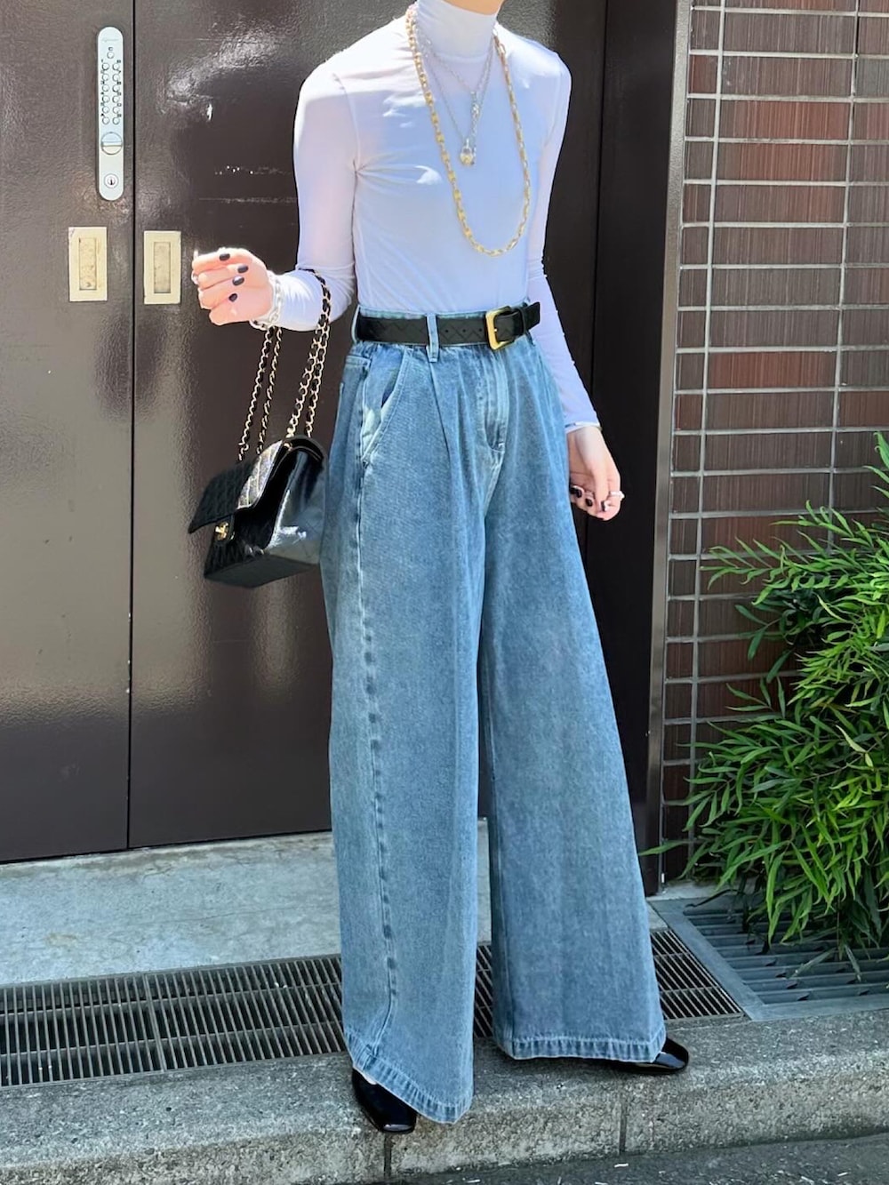 ホワイト系のTシャツ/カットソー、ブルー系のデニムパンツを着用したレディースの夏コーディネートの2枚目の写真