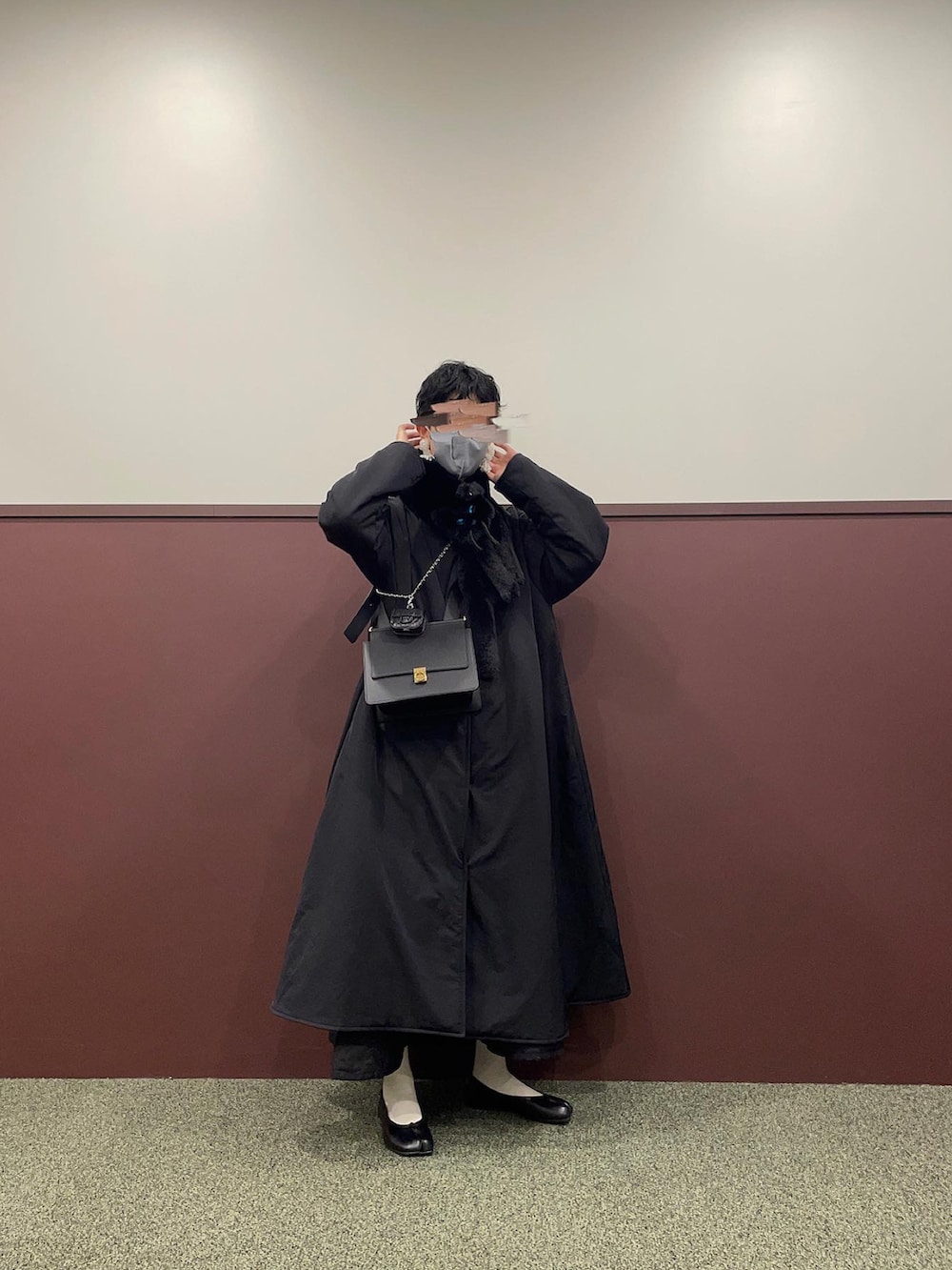 ブラック系のその他アウター、ブラック系のバレエシューズ、ブラック系のマフラーを着用したレディースの冬コーディネートの3枚目の写真