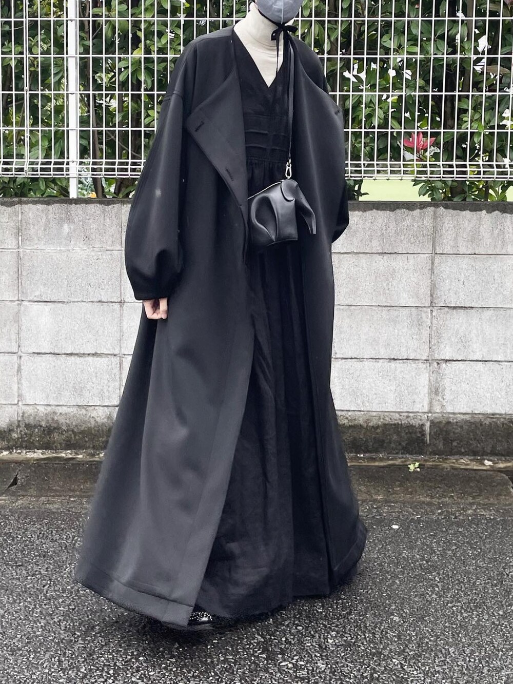 「秋服、wearhalloween2021、ラクチンコーデ、ロングワンピース、ボリューム袖、ロングコート、タートルネック、革靴、サイドゴアブーツ、ママコーデ、ハロウィン、モード、オールブラック、モノトーン、シンプル」｜「PERNAのボリューム袖ロングコート（その他アウター、ブラック系）」を使った、Ayaさん（レディース・165cm）の秋コーディネートの3枚目の写真