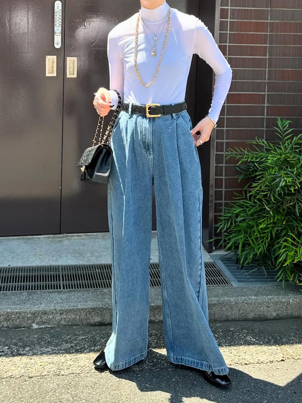 ホワイト系のTシャツ/カットソー、ブルー系のデニムパンツを着用したレディースの夏コーディネートの4枚目の写真