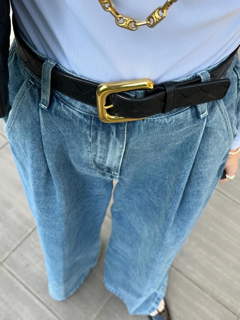 ホワイト系のTシャツ/カットソー、ブルー系のデニムパンツを着用したレディースの夏コーディネートの3枚目の写真