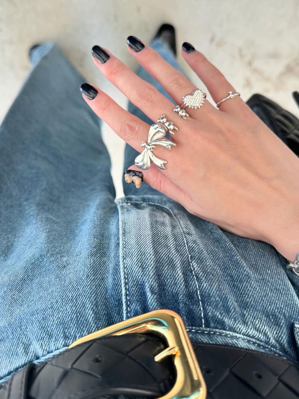 ホワイト系のTシャツ/カットソー、ブルー系のデニムパンツを着用したレディースの夏コーディネートの5枚目の写真