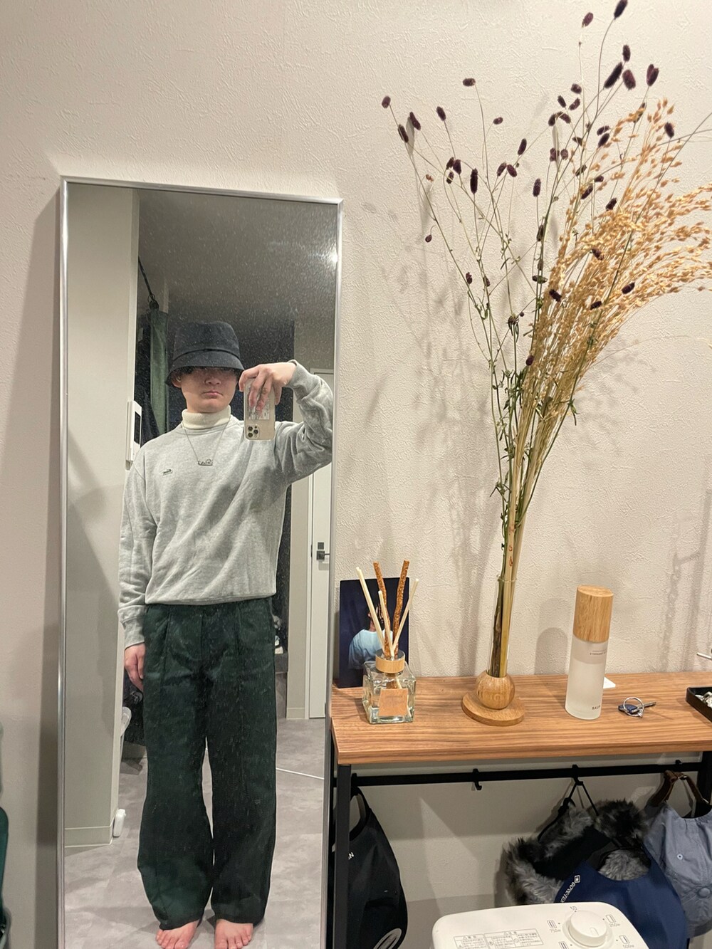 グリーン系のその他パンツ、グレー系のスウェットを着用したメンズの春コーディネートの2枚目の写真