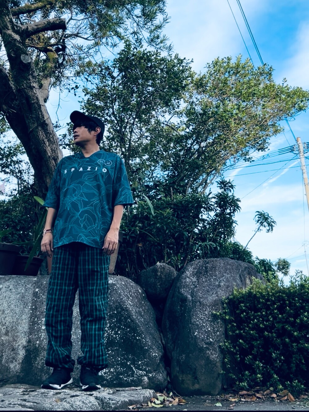 グリーン系のその他パンツ、グリーン系のTシャツ/カットソー、ブラック系のキャップを着用したメンズの秋コーディネートの2枚目の写真