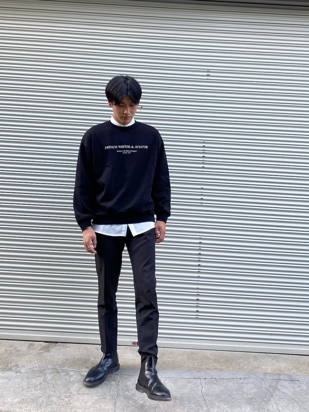 ブラック系のスウェット、ホワイト系のシャツ/ブラウス、ブラック系のスラックスを着用したメンズの秋コーディネートの5枚目の写真