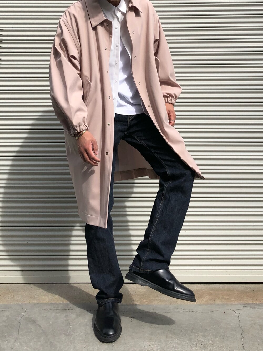 ベージュ系のジャケット/アウター、ブルー系のデニムパンツ、ブラック系のブーツを着用したメンズの秋コーディネートの3枚目の写真