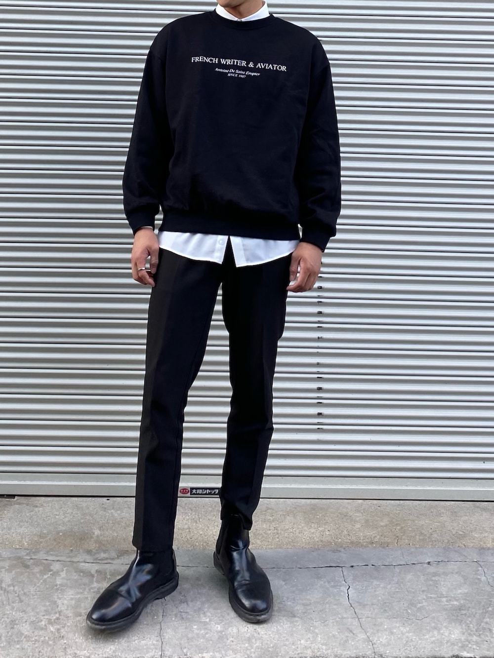 ブラック系のスウェット、ホワイト系のシャツ/ブラウス、ブラック系のスラックスを着用したメンズの秋コーディネートの3枚目の写真