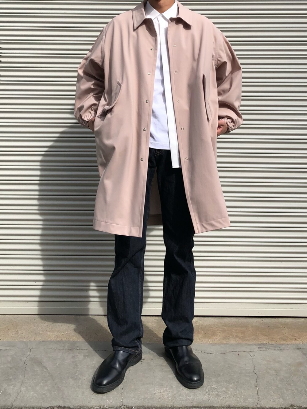 ベージュ系のジャケット/アウター、ブルー系のデニムパンツ、ブラック系のブーツを着用したメンズの秋コーディネートの2枚目の写真