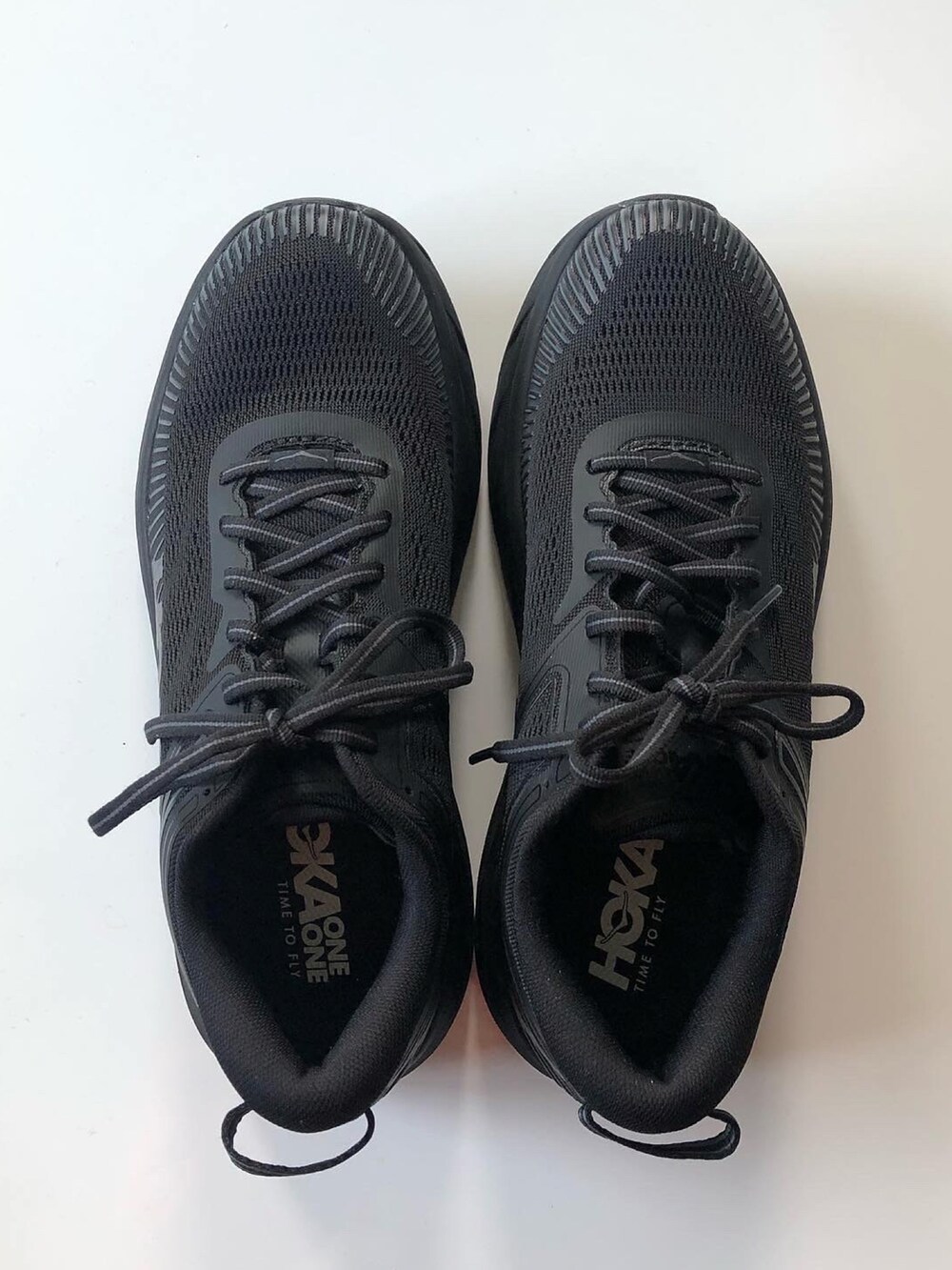 ホワイト系のTシャツ/カットソー、ブラック系のダウンジャケット/コート、ブルー系のデニムパンツを着用したメンズの冬コーディネートの3枚目の写真