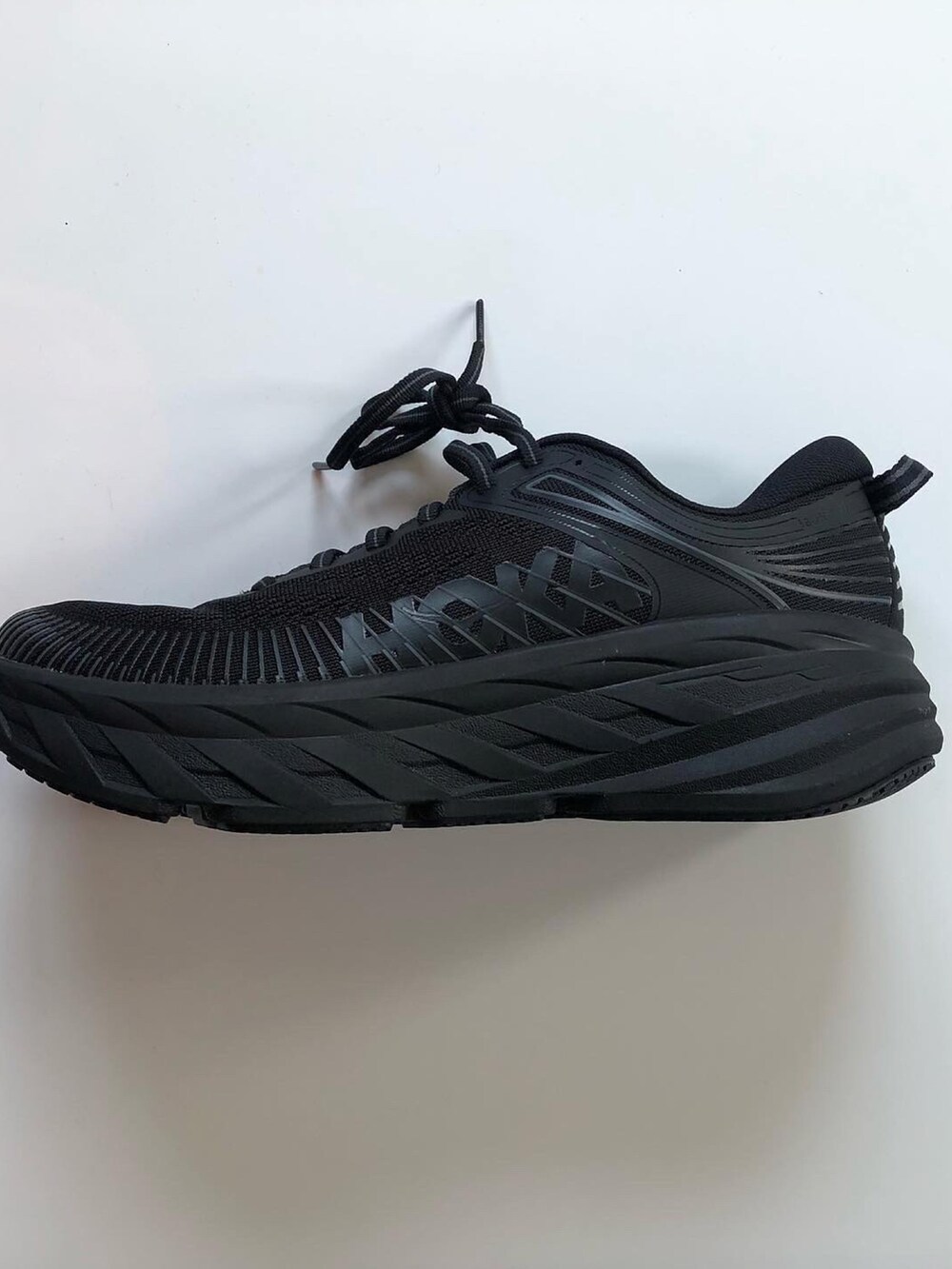 ホワイト系のTシャツ/カットソー、ブラック系のダウンジャケット/コート、ブルー系のデニムパンツを着用したメンズの冬コーディネートの2枚目の写真