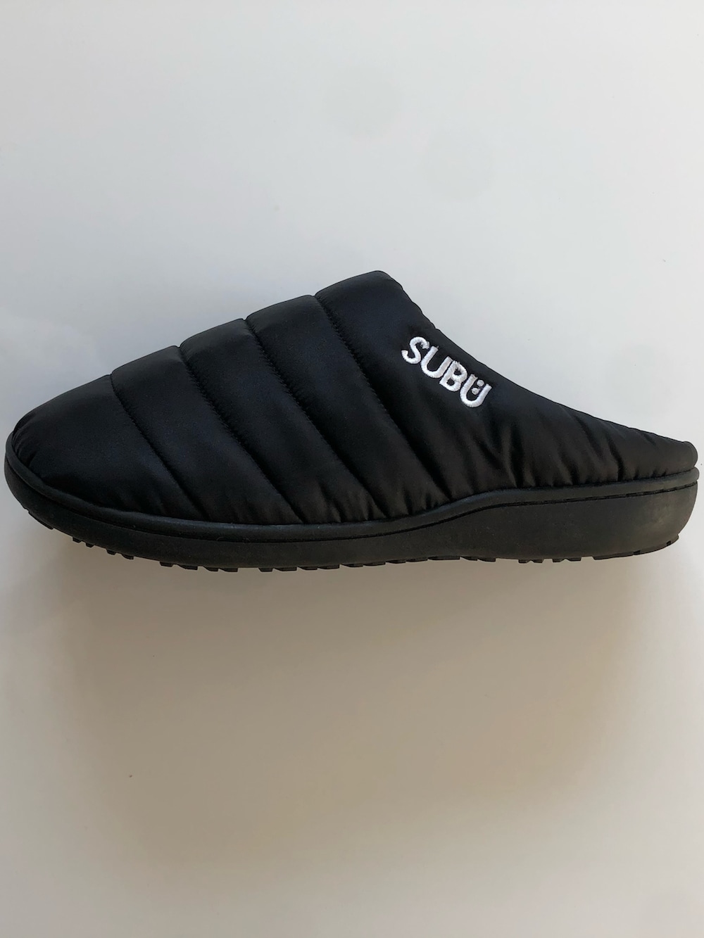 ブラック系のその他アウター、ホワイト系のTシャツ/カットソー、ブルー系のデニムパンツを着用したメンズの冬コーディネートの3枚目の写真