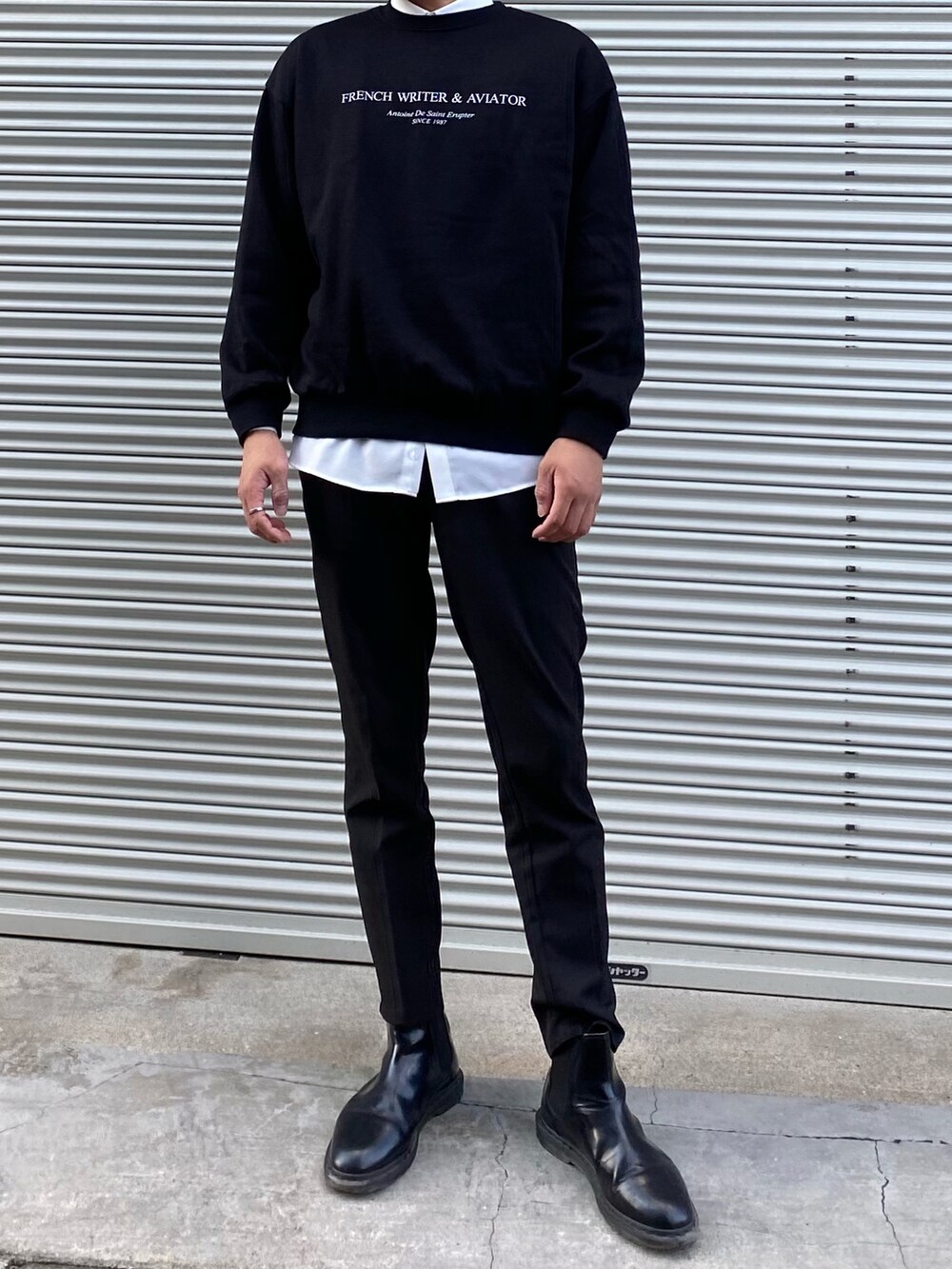 ブラック系のスウェット、ホワイト系のシャツ/ブラウス、ブラック系のスラックスを着用したメンズの秋コーディネートの4枚目の写真