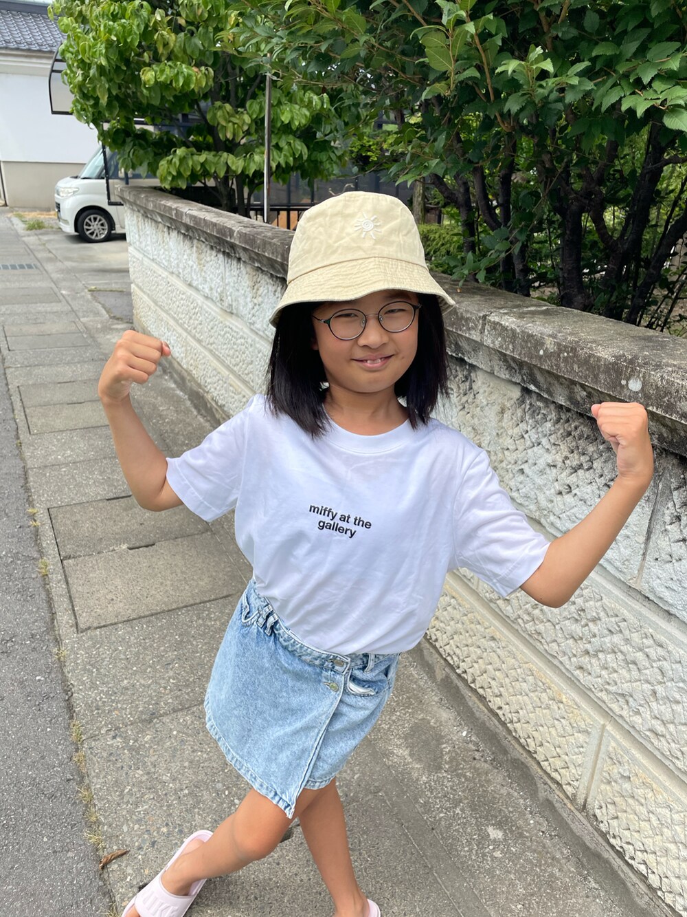 ピンク系のサンダル、ブルー系のデニムスカート、ホワイト系のTシャツ/カットソーを着用したキッズの秋コーディネートの3枚目の写真