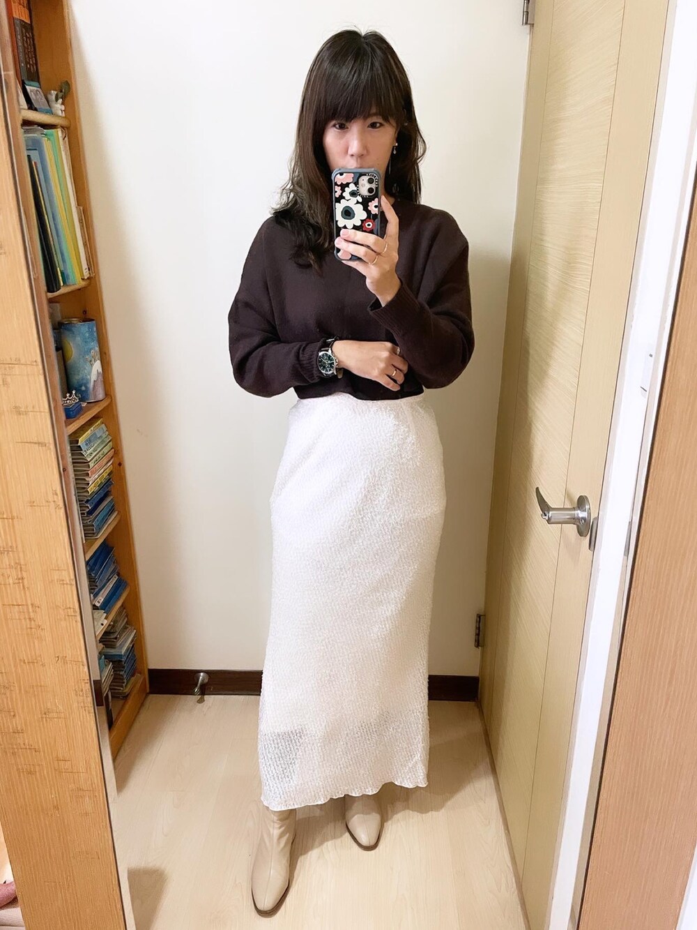 ホワイト系のスカート、ベージュ系のシューズ、その他のバックパック/リュックを着用したレディースの冬コーディネートの2枚目の写真