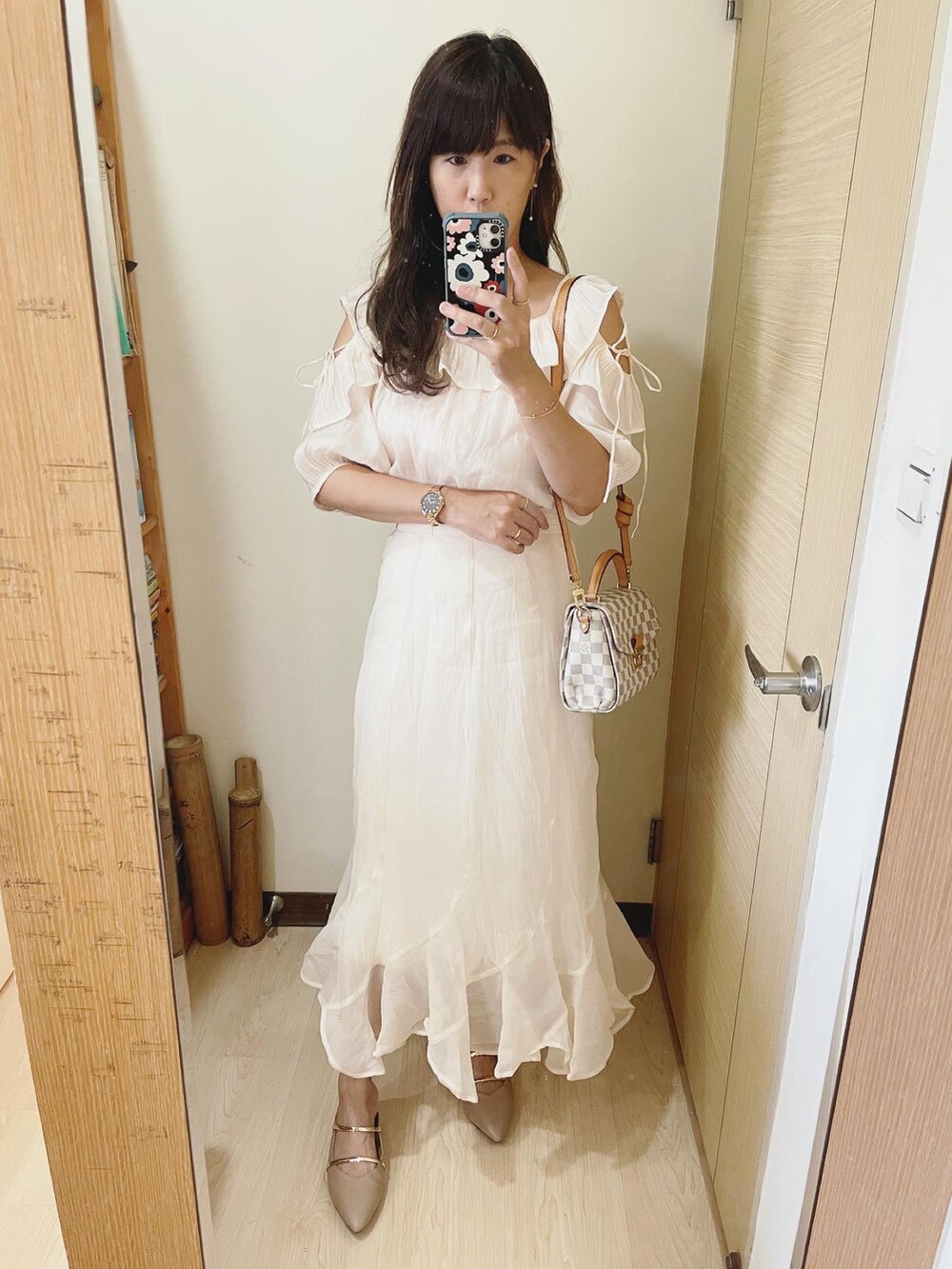 ホワイト系のスカート、ホワイト系のシャツ/ブラウス、その他のショルダーバッグを着用したレディースの夏コーディネートの2枚目の写真