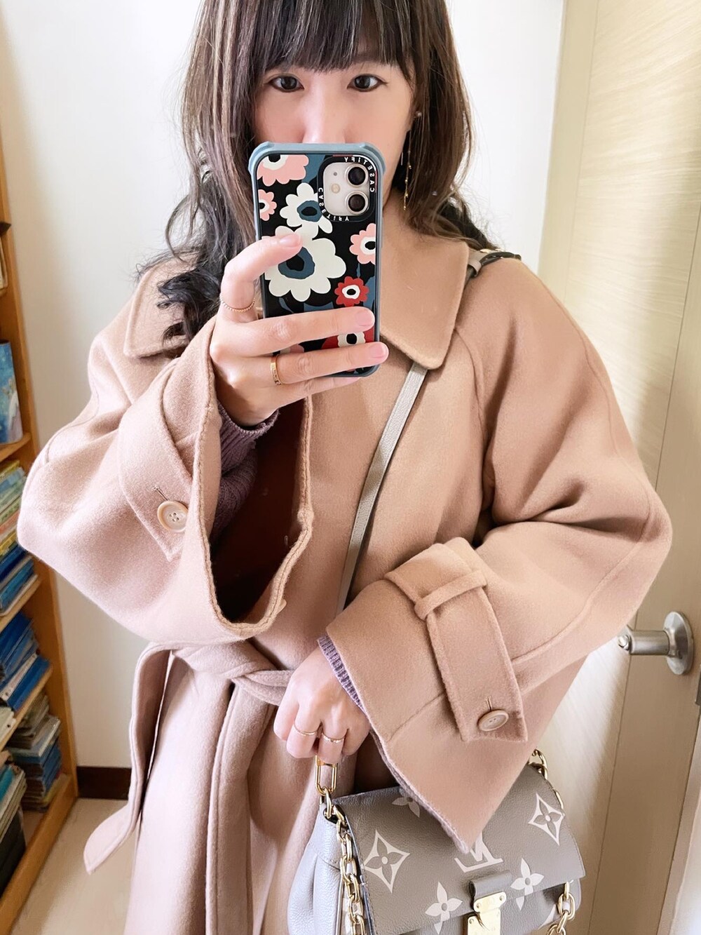 ベージュ系のジャケット/アウター、グレー系のバッグ、ベージュ系のシューズを着用したレディースの冬コーディネートの4枚目の写真