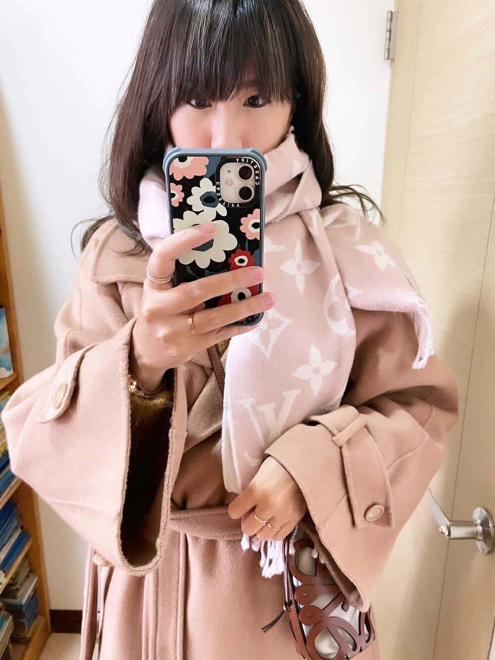 ベージュ系のジャケット/アウター、ブラウン系のバッグ、ベージュ系のスカートを着用したレディースの冬コーディネートの2枚目の写真
