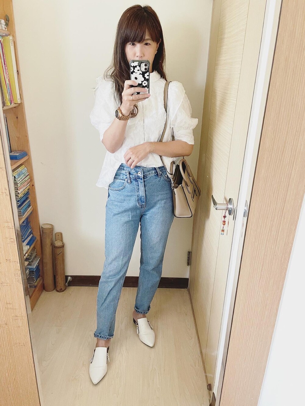 ホワイト系のシャツ/ブラウス、ベージュ系のバッグ、ホワイト系のシューズを着用したレディースの夏コーディネートの2枚目の写真