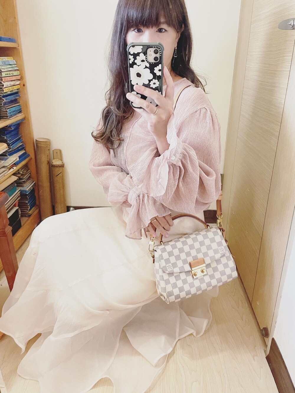 ホワイト系のシューズ、その他のショルダーバッグ、ホワイト系のスカートを着用したレディースの夏コーディネートの4枚目の写真